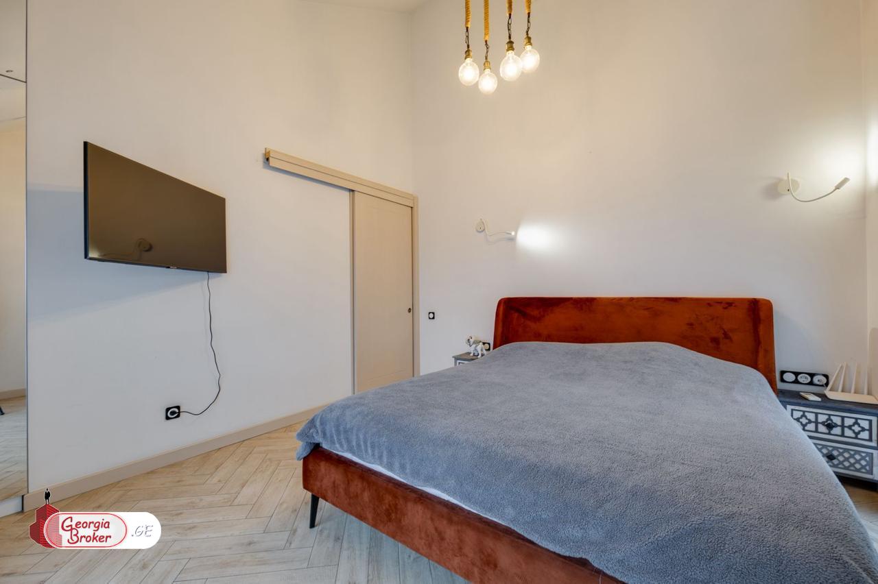 продается квартира с новым ремонтом 4-комнаты